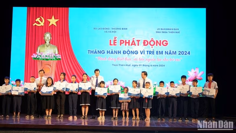 Phó Thủ tướng Trần Hồng Hà tặng quà cho các em học sinh có hoàn cảnh khó khăn.