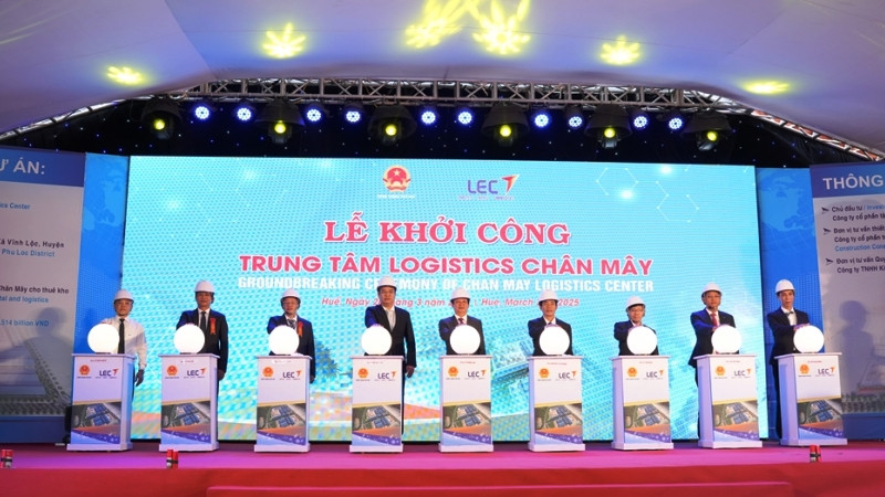 Lãnh đạo thành phố Huế và Tập đoàn LEC thực hiện nghi thức bấm nút khởi công dự án.