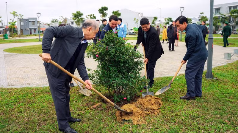 Lãnh đạo tỉnh trồng cây tại công viên Mùa Xuân - Khu quy hoạch Hương Sơ, TP Huế.