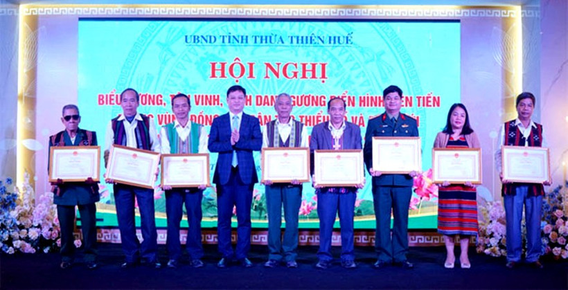 Ủy ban nhân dân tỉnh Thừa Thiên Huế tôn vinh, trao bằng khen cho 48 điển hình tiên tiến vùng đồng bào dân tộc thiểu số.
