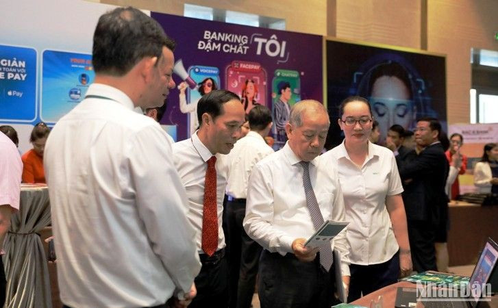 Các đại biểu trải nghiệm các sản phẩm dịch vụ tại các gian hàng trưng bày của ngân hàng.