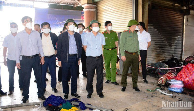 Bí thư Tỉnh ủy Lê Trường Lưu cùng các ban, ngành kiểm tra công tác khắc phục sau vụ cháy tại chợ Khe Tre.