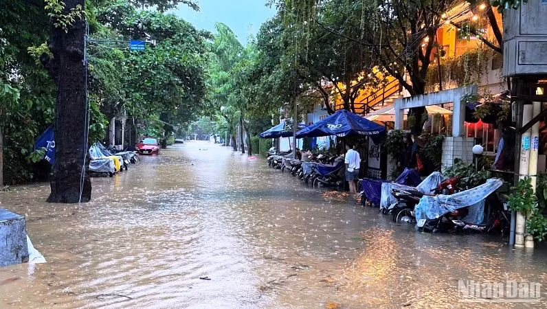 Mưa gây ngập úng cục bộ nhiều tuyến đường tại thành phố Huế trong tháng 9 vừa qua.