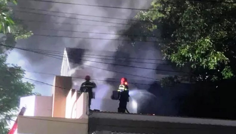 Hiện trường vụ cháy trong đêm tại cơ sở trầm hương ở thành phố Huế. (Ảnh: CTV)