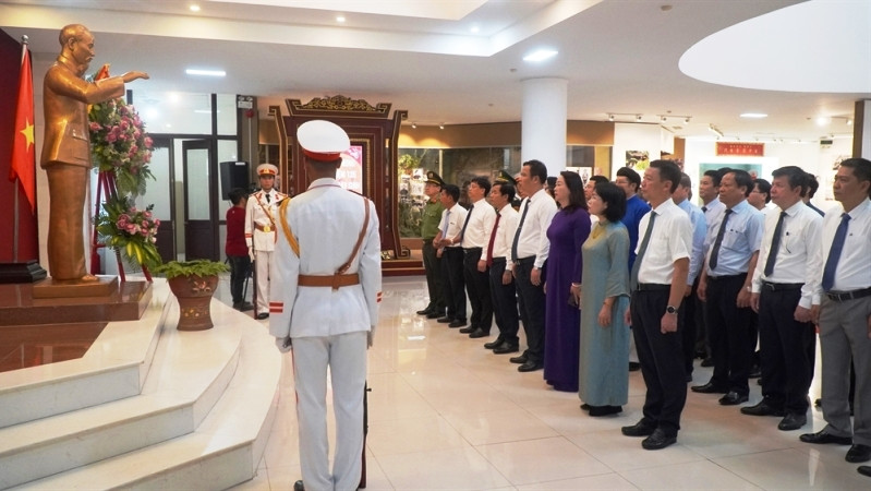 Lãnh đạo thành phố Huế dâng hoa và dành một phút mặc niệm để nhớ đến công lao của Người.
