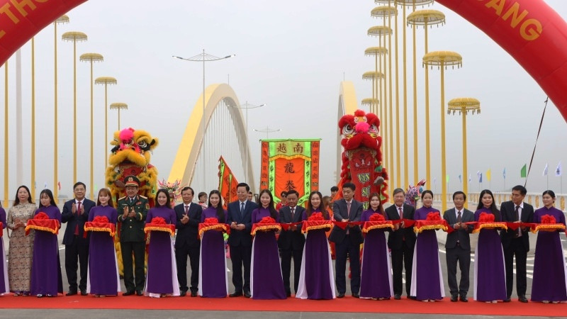 Thường trực Ban Bí thư Trần Cẩm Tú cùng lãnh đạo Quốc hội, Chính phủ, các bộ, ban, ngành thực hiện nghi thức cắt băng thông xe kỹ thuật cầu Nguyễn Hoàng.