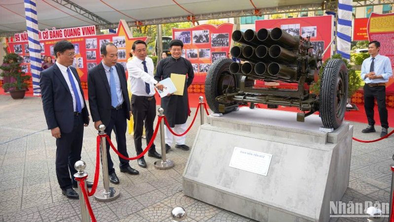 Lãnh đạo thành phố tham quan các khu vực trưng bày.