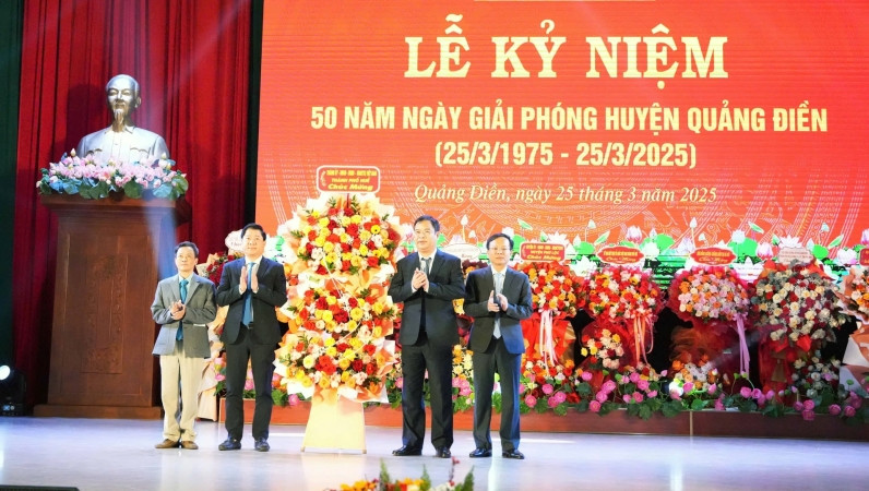 Đồng chí Phó Bí thư Thường trực Thành ủy Huế Phạm Đức Tiến (thứ 2 bên phải) tặng hoa chúc mừng Đảng bộ, chính quyền, quân và dân Quảng Điền tại lễ kỷ niệm.