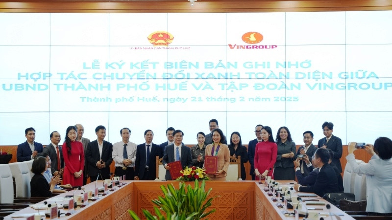 Lãnh đạo TP Huế và Tập đoàn Vingroup tiến hành ký kết hợp tác toàn diện. (ảnh: NM)