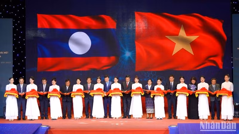 Các đại biểu cắt băng khai mạc Chương trình Ngày hội thắm tình hữu nghị đặc biệt Việt Nam-Lào năm 2023.