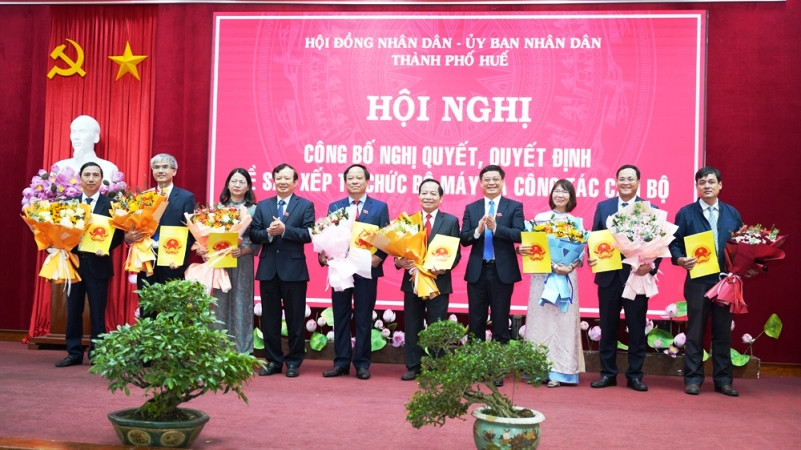 Trao quyết định bổ nhiệm các cán bộ lãnh đạo quản lý tại Sở Tài chính. (Ảnh: Ng.Hiếu)