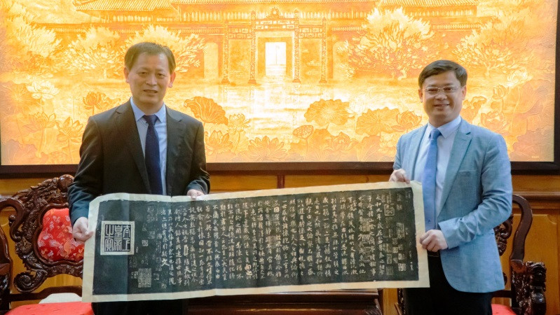 Lãnh đạo thành phố Lâm Nghi tặng quà lưu niệm cho lãnh đạo thành phố Huế. (Ảnh: V.Bốn)