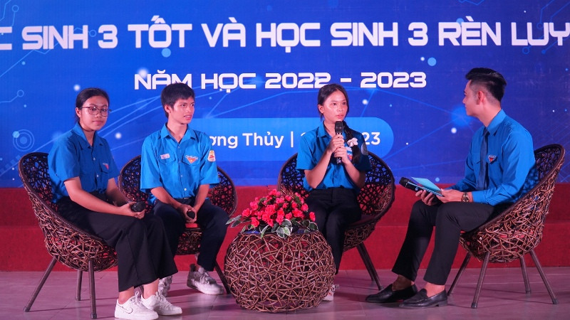 3 gương học sinh tiêu biểu giao lưu, chia sẻ tại chương trình.