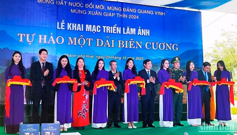 Các đại biểu cắt băng khai mạc Triển lãm ảnh “Tự hào một dải biên cương” năm 2023.