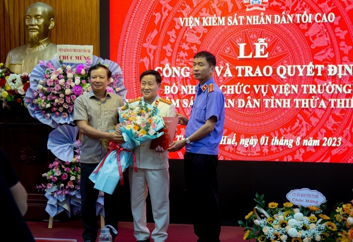 Đồng chí Bí thư Tỉnh ủy Lê Trường Lưu và Phó Viện trưởng Viện KSND tối cao Nguyễn Duy Giảng trao quyết định và tặng hoa chúc mừng tân Viện trưởng Viện KSND tỉnh Hồ Thanh Hải.