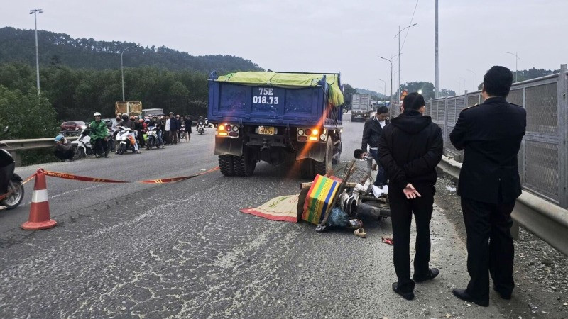 Hiện trường vụ tai nạn trên Quốc lộ 1A qua đường tránh Huế vào chiều nay, 13/1. (Ảnh: CTV)