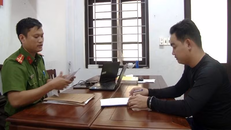 Đối tượng Đào Duy Thạnh khai báo hành vi phạm tội tại cơ quan công an. (ảnh: CQ).