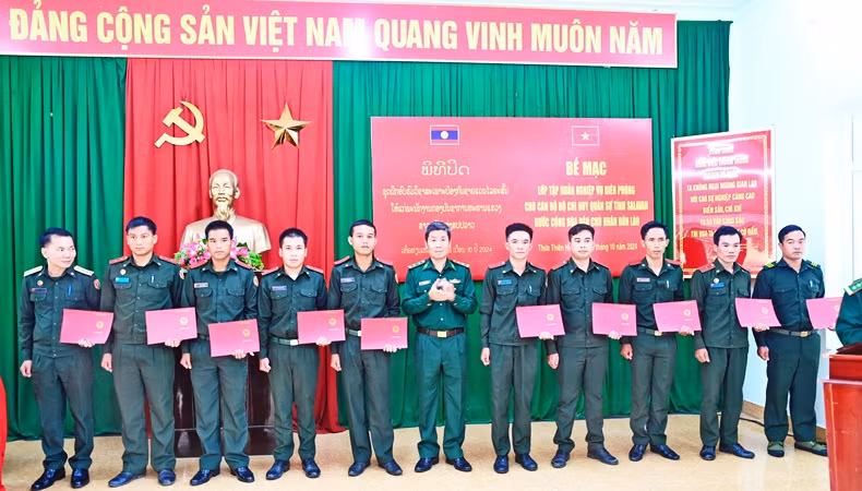 Lãnh đạo Bộ Chỉ huy Bộ đội Biên phòng tỉnh Thừa Thiên Huế trao Giấy chứng nhận cho các học viên.