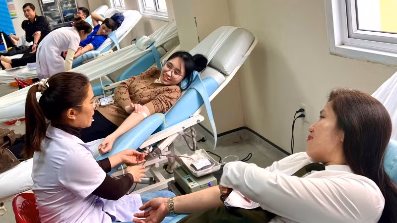 Cán bộ, chiến sĩ Công an TP Huế tham gia Ngày hội hiến máu tình nguyện.