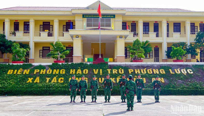 Kiểm tra quy trình tiến hành các bước tuần tra tại Đồn Biên phòng cửa khẩu Hồng Vân. (Ảnh: Võ Tiến)