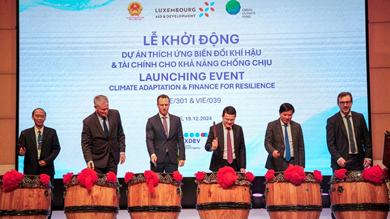 Các đại biểu thực hiện nghi thức đánh trống khởi động 2 dự án.