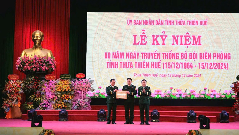 Thiếu tướng Nguyễn Văn Thiện, Phó Tư lệnh Bộ đội Biên phòng trao tặng Bằng khen cho Bộ đội Biên phòng tỉnh Thừa Thiên Huế.