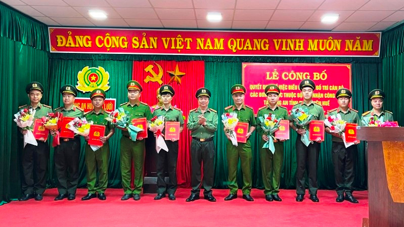 Trao quyết định tiếp nhận và phân công cán bộ đang công tác tại các đơn vị trực thuộc Bộ Công an đến nhận công tác tại Công an xã biên giới trên địa bàn tỉnh.
