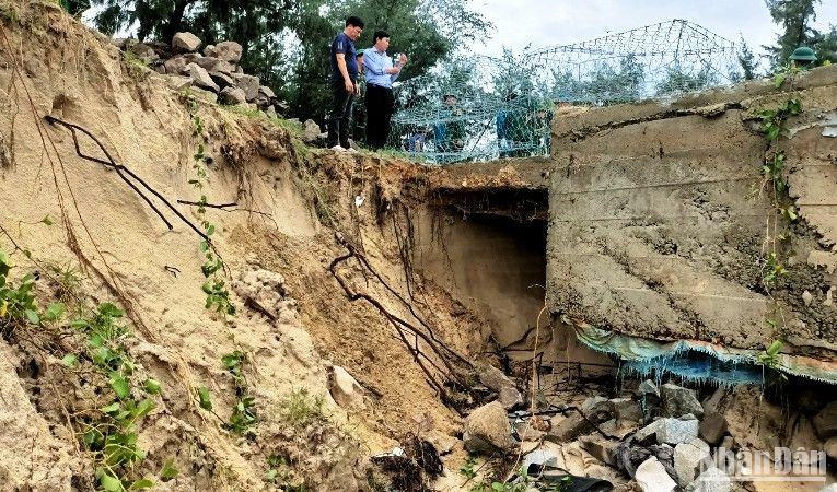Mưa lũ gây sạt lở đường dân sinh, ven biển tại Phú Diên (huyện Phú Vang). UBND xã Phú Diên đang huy động lực lượng tiếp tục xử lý các điểm sạt lở, không thể nhân rộng thêm.