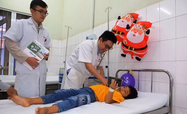 Cháu P.T.Q bị ngộ độc thuốc trừ sâu được các y bác sĩ Bệnh viện Trung ương Huế điều trị qua cơn nguy kịch. (Ảnh: Bệnh viện cung cấp)