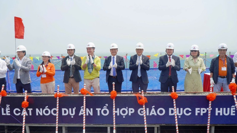 Các đại biểu thực hiện nghi lễ cất nóc dự án Tổ hợp giáo dục FPT tại Huế.