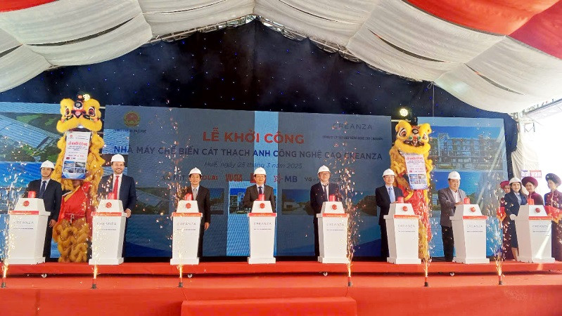 Lãnh đạo thành phố và chủ đầu tư dự án tham gia nghi lễ khởi công Nhà máy chế biến cát thạch anh công nghệ cao Creanza.