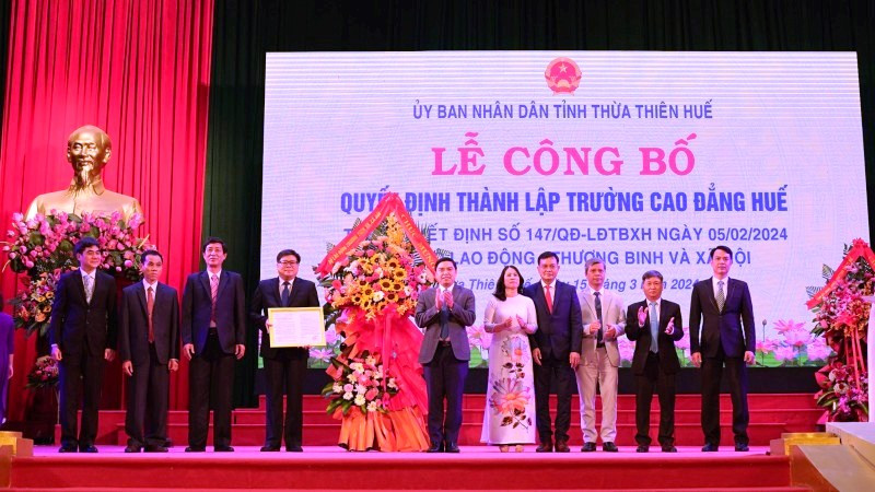 Thừa ủy quyền Bộ trưởng Lao động- Thương binh và Xã hội, lãnh đạo Tổng cục Giáo dục nghề nghiệp trao Quyết định thành lập Trường Cao đẳng Huế.