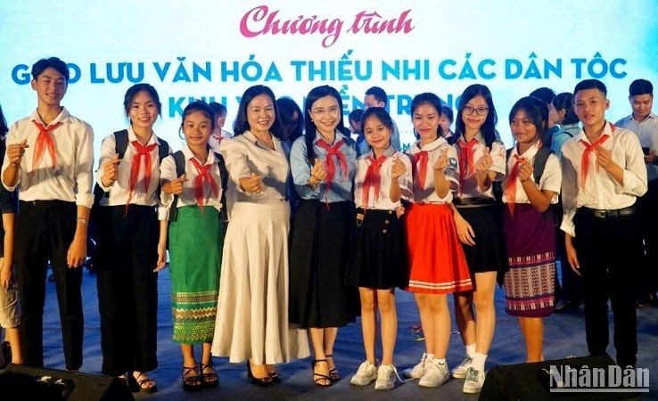 Chương trình giao lưu văn hóa thiếu nhi các dân tộc khu vực miền trung.
