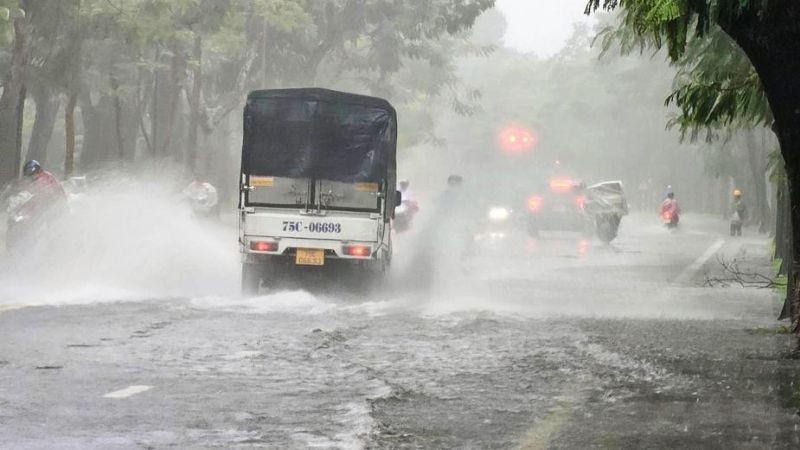 Mưa lớn kéo gây ngập úng cục bộ một số tuyến đường ven đô ở thành phố Huế trong những ngày qua.