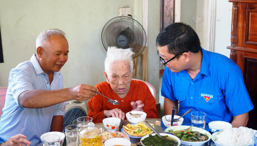Đại diện Tỉnh đoàn thăm hỏi và tổ chức “Bữa cơm tri ân - ấm áp nghĩa tình” cùng Mẹ Việt Nam Anh hùng Nguyễn Thị Tuyết (95 tuổi), ở tổ 3, phường Thủy Phương.