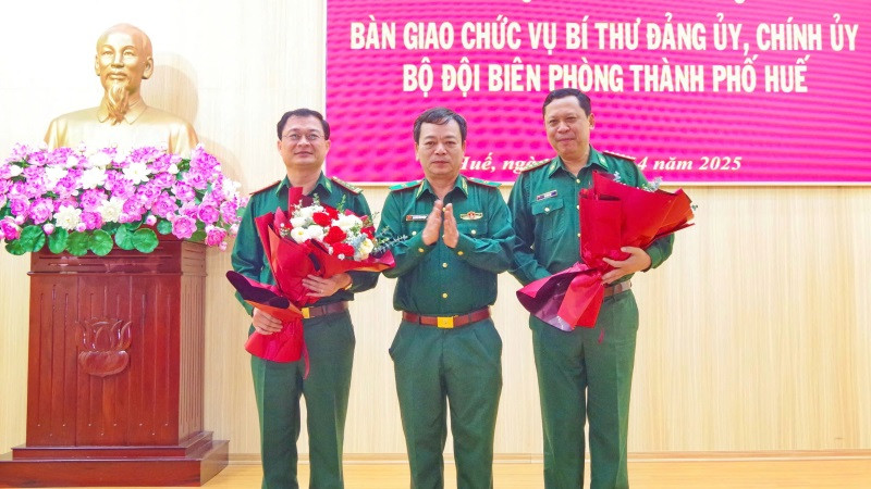 Thiếu tướng Nguyễn Văn Thiện, Phó Tư lệnh Bộ đội Biên phòng tặng hoa chúc mừng Đại tá Cà Văn Lập và Đại tá Phạm Tùng Lâm.