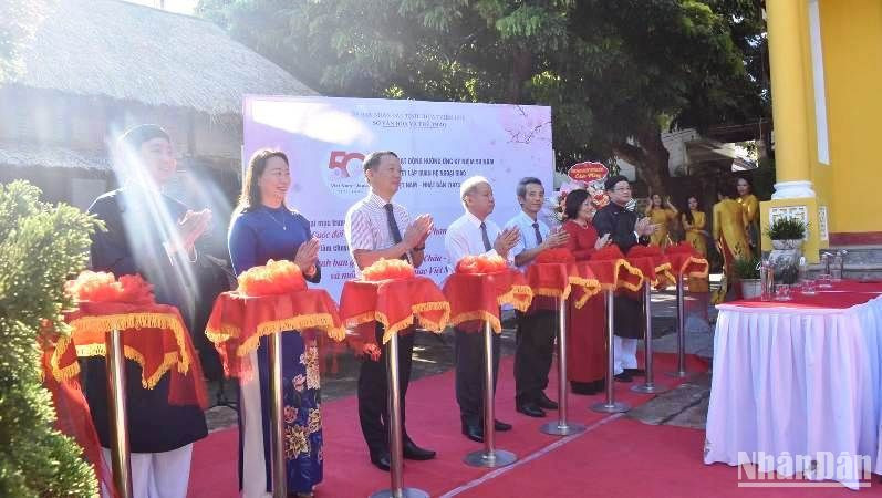 Các đồng chí lãnh đạo Thường trực Tỉnh ủy, Hội đồng nhân dân, Ủy ban nhân dân tỉnh và Thành phố Huế cùng các ban, ngành cắt băng khai mạc không gian trưng bày, triển lãm.