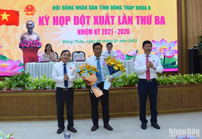 Phó Bí thư Thường trực Tỉnh ủy, Chủ tịch Hội đồng nhân dân tỉnh Đồng Tháp Phan Văn Thắng và Phó Bí thư Tỉnh ủy, Chủ tịch Ủy ban nhân dân tỉnh Phạm Thiện Nghĩa tặng hoa chúc mừng ông Nguyễn Phước Thiện. 