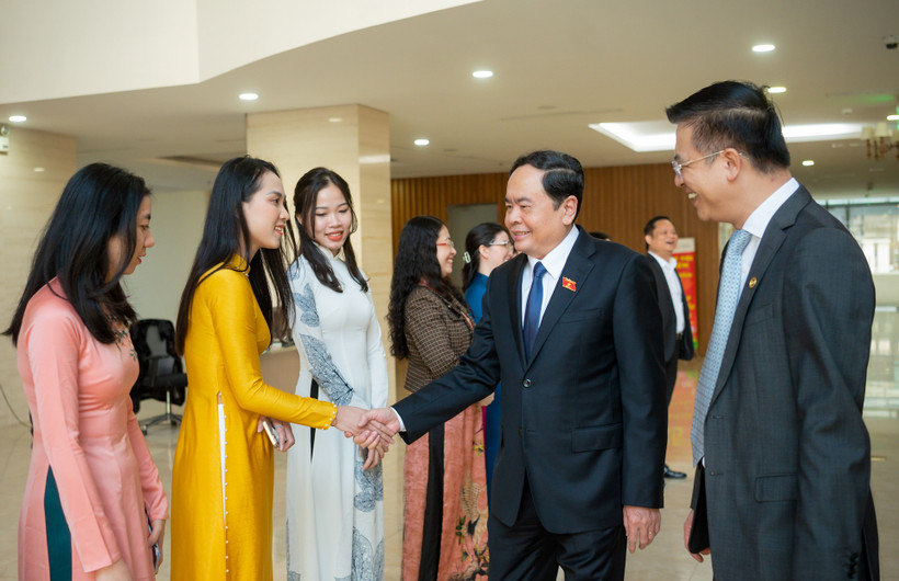 Phó Chủ tịch Thường trực Quốc hội Trần Thanh Mẫn với cán bộ, phóng viên Truyền hình Quốc hội Việt Nam. (Ảnh: Duy Linh)