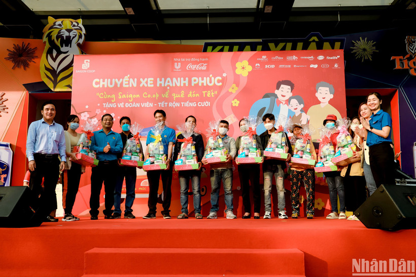 Lãnh đạo Saigon Co.op tặng quà cho người lao động có hoàn cảnh khó khăn trước khi khởi hành. 