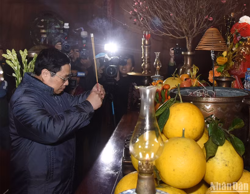 Thủ tướng Phạm Minh Chính dâng hương tưởng nhớ Chủ tịch Hồ Chí Minh tại Khu Di tích K9. 