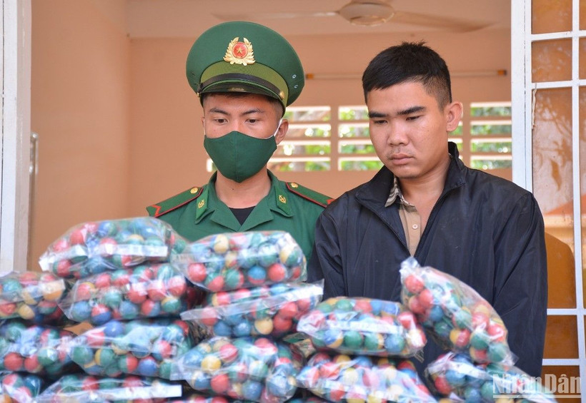 Đối tượng Hồ Trọng Hữu cùng tang vật bị lực lượng chức năng bắt giữ. 
