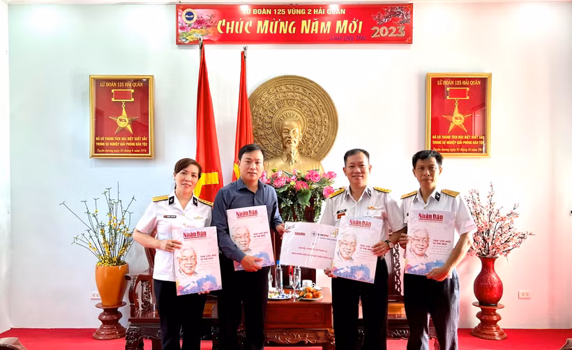 Trao tặng Báo Nhân Dân Xuân Quý Mão 2023 cho cán bộ, chiến sĩ Lữ đoàn 125 Hải quân.
