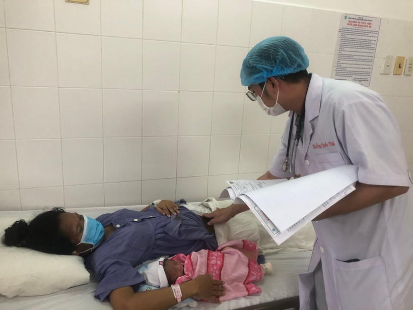 Sức khỏe sản phụ ổn định, bé bú tốt sau phẫu thuật. 