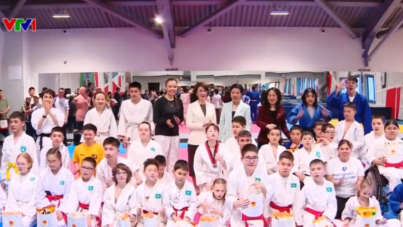 Phu nhân Tổng Bí thư Ngô Phương Ly thăm nơi đào tạo các vận động khuyết tật ở Kazakhstan. (Ảnh: VTV)