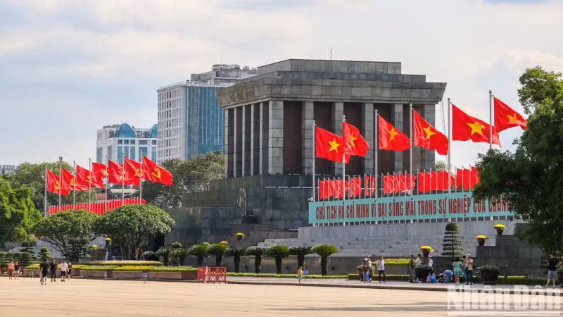 Khung cảnh trước Lăng Chủ tịch Hồ Chí Minh. (Ảnh: NHẬT QUANG)