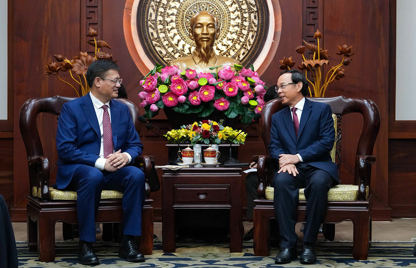 Đồng chí Nguyễn Văn Nên tiếp đồng chí Ngụy Hoa Tường, Tổng Lãnh sự Trung Quốc tại Thành phố Hồ Chí Minh chào từ biệt. (ẢNH: CHI MAI)