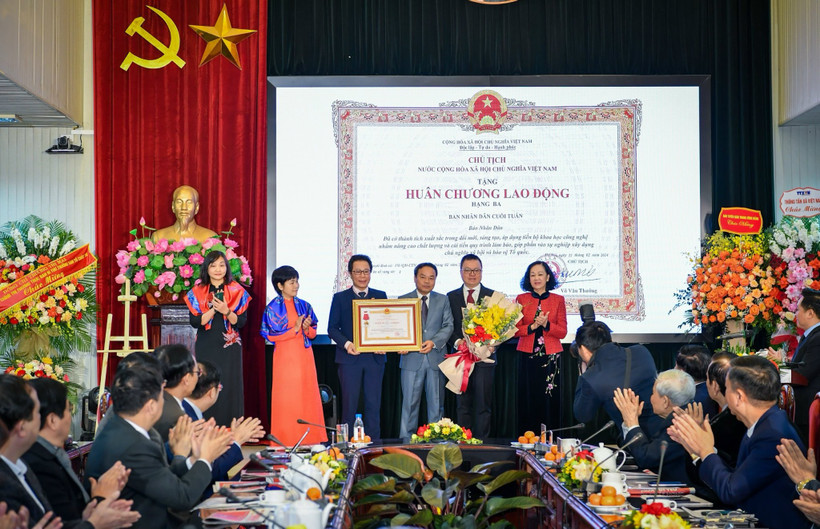 Đồng chí Trương Thị Mai, Ủy viên Bộ Chính trị, Thường trực Ban Bí thư Trung ương Đảng, Trưởng ban Tổ chức Trung ương, trao Huân chương Lao động hạng Ba cho Ban Nhân Dân cuối tuần, Báo Nhân Dân. Ảnh: Đăng Khoa