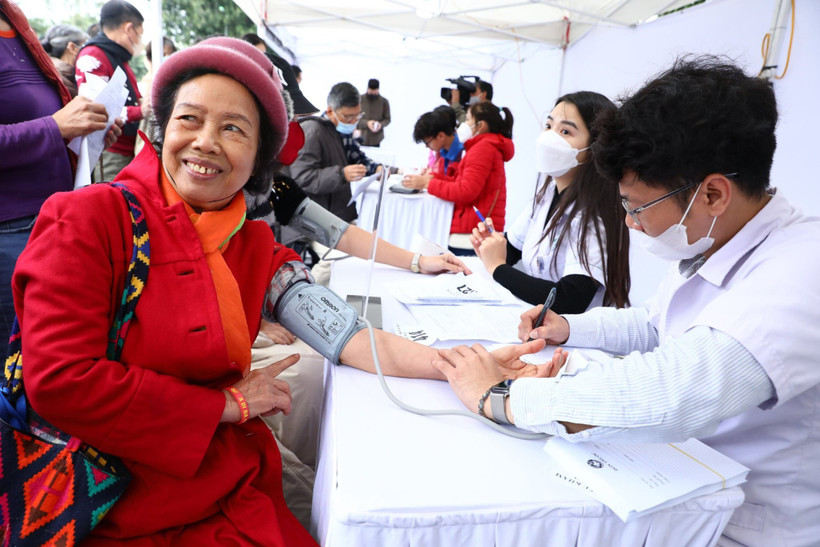 Hệ thống chăm sóc sức khỏe cần thích ứng với xu hướng già hóa dân số nhanh.