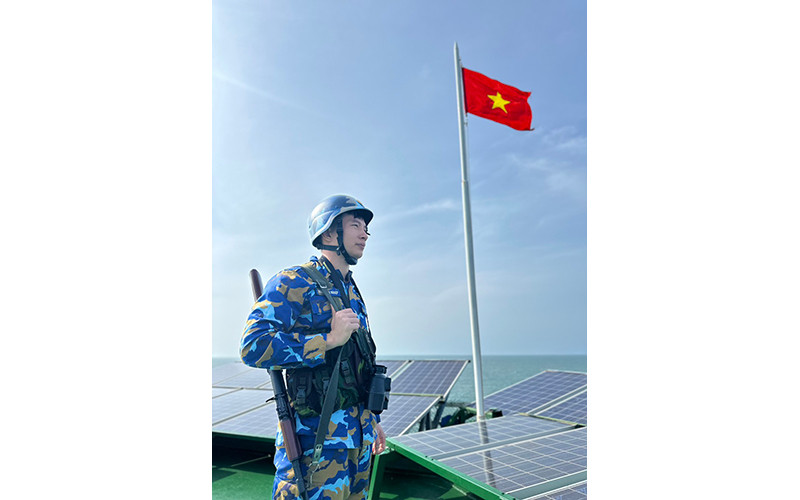 Trung úy chuyên nghiệp Trần Văn Nghiệp đứng gác ở DK-1/10.